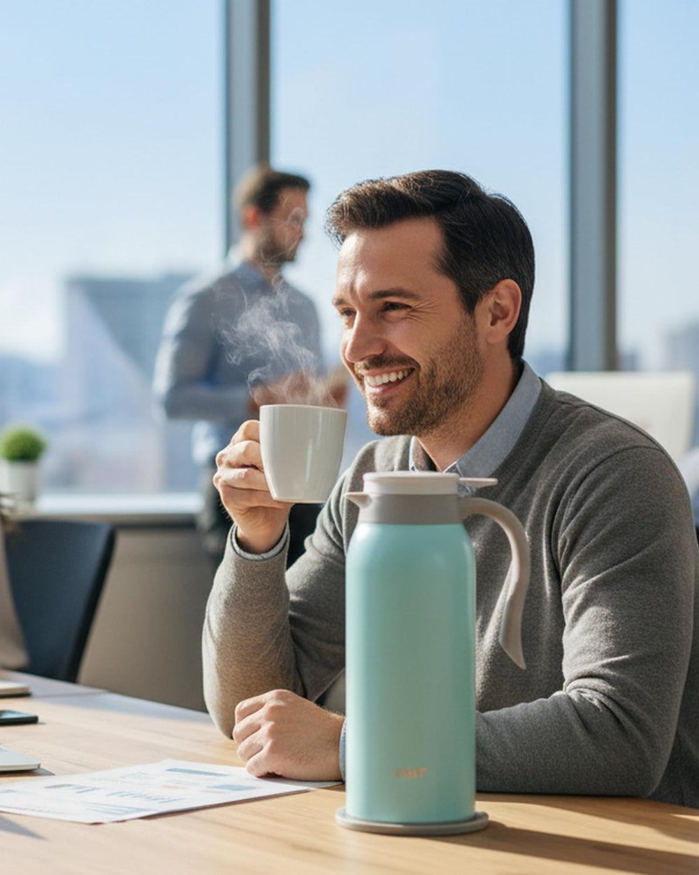 GiNT comparaison taille posée à côté d'une tasse illustrant la capacité 1,5L
