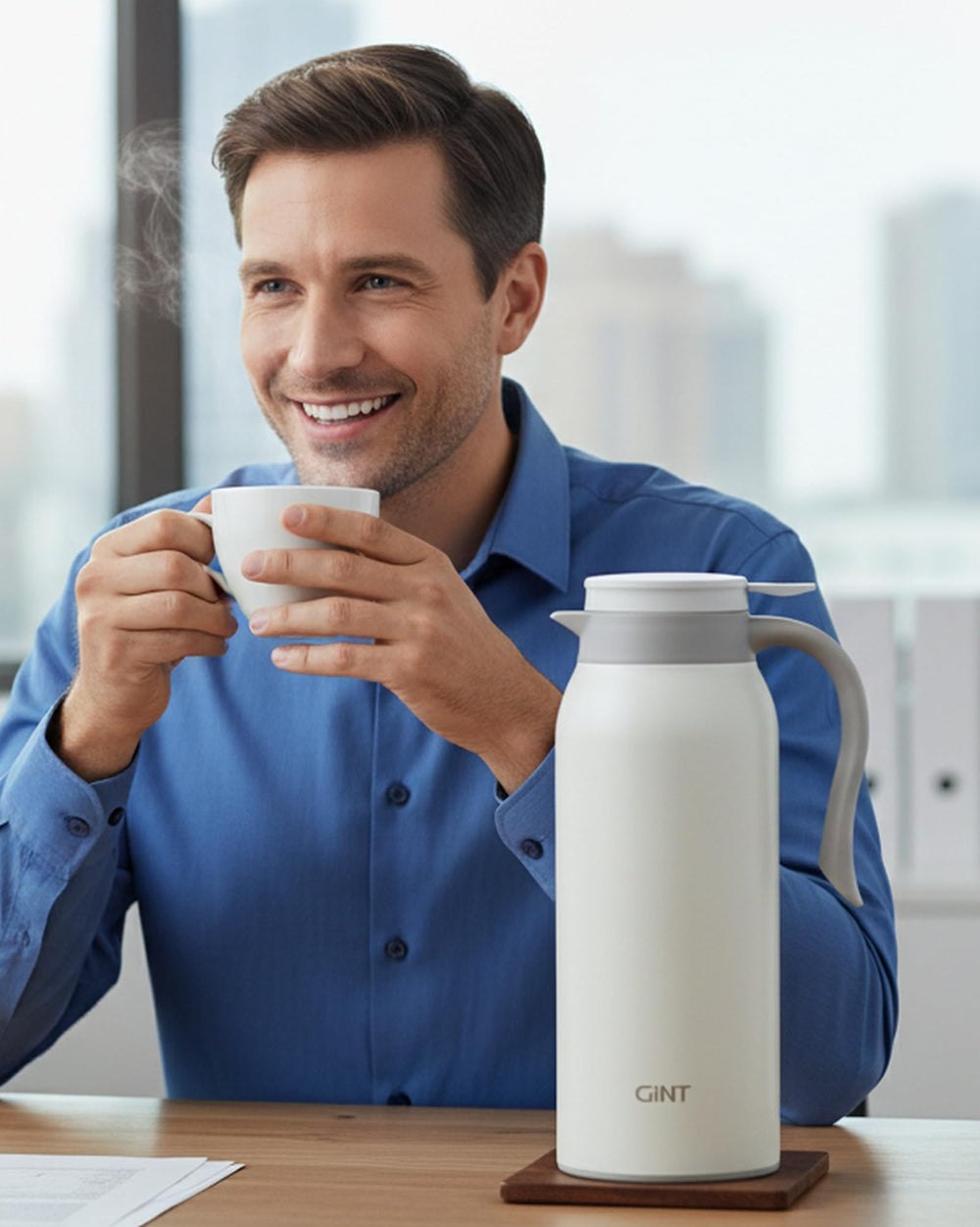 GiNT carafe placée à côté d'une tasse pour visualiser l'échelle et la capacité réelle