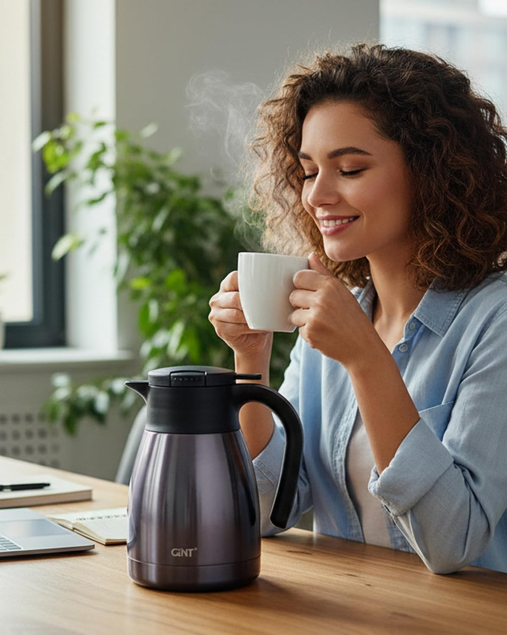 GiNT carafe en usage au bureau, maintien de la boisson chaude longtemps