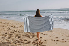 GLAMBURG serviette en usage sur plage démontrant absorption rapide