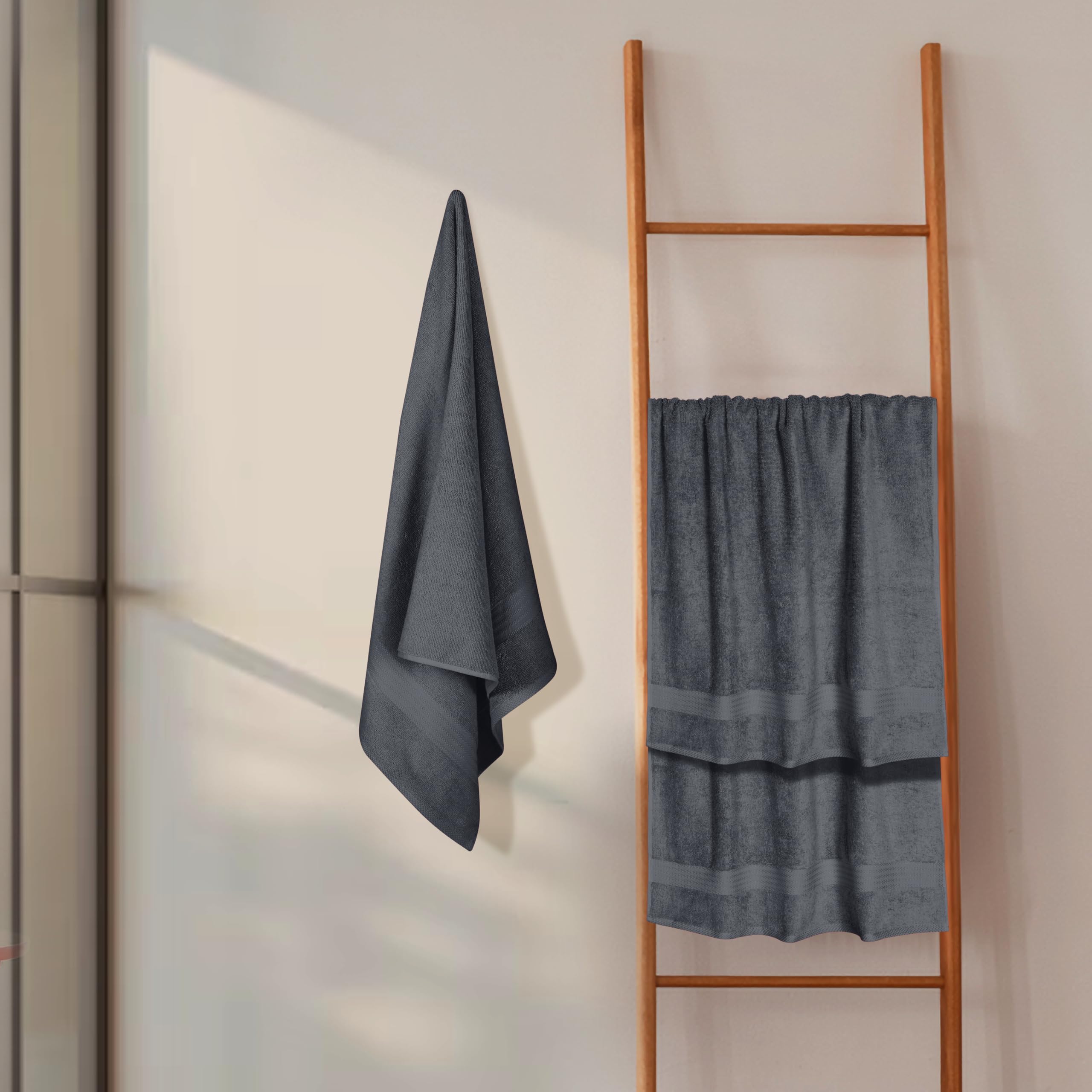 GLAMBURG serviette pliée sur étagère apporte rangement et style