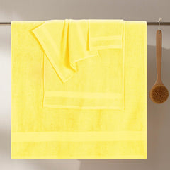 GLAMBURG serviette en usage près d'une baignoire illustrant confort et style