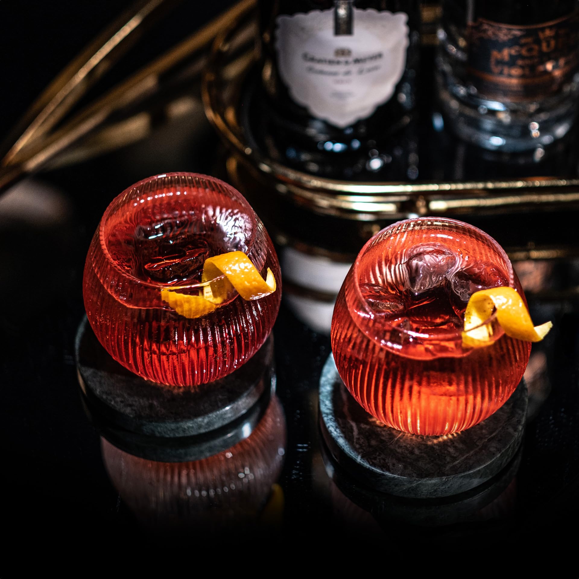 GLASSIQUE CADEAU verre tenu en main montrant échelle et ergonomie