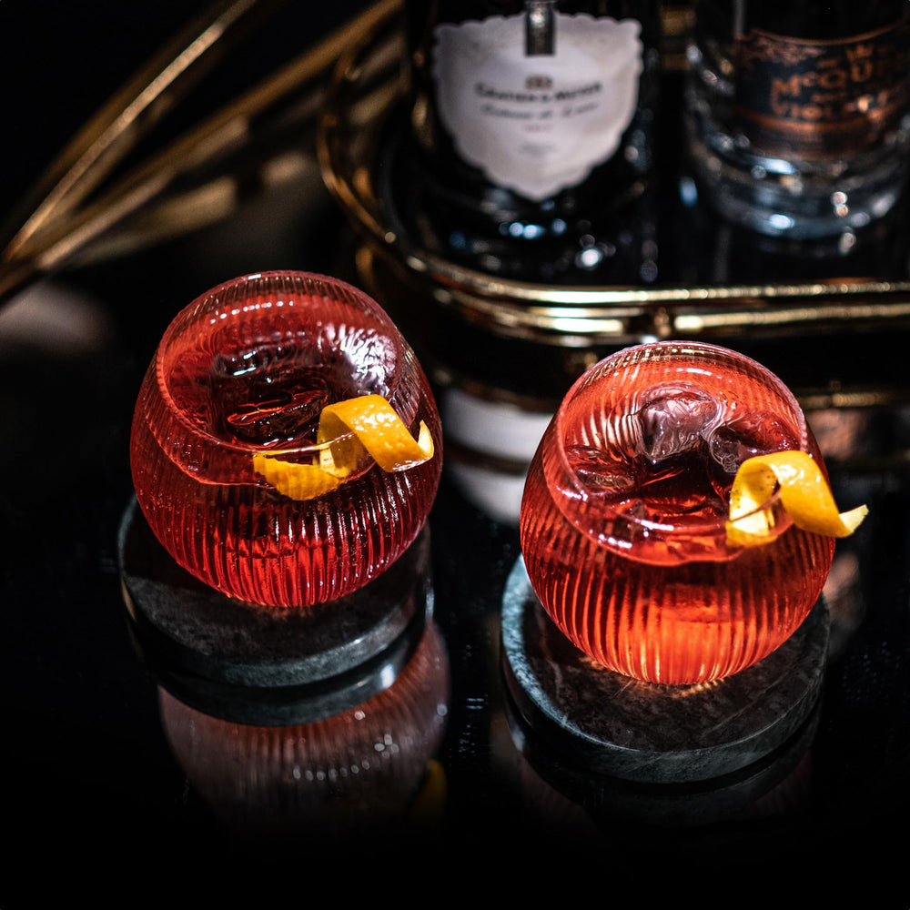 GLASSIQUE CADEAU verre tenu en main montrant échelle et ergonomie