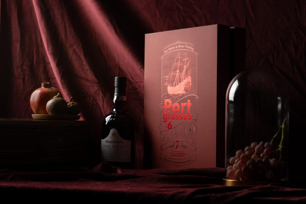 GLASSIQUE CADEAU mise en scène sur table après-dîner suggérant ambiance conviviale