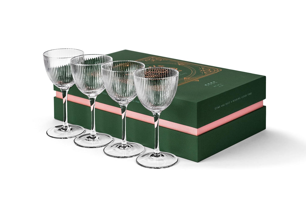 GLASSIQUE CADEAU coupe à l'échelle main montrant taille 5 oz et maniabilité confortable