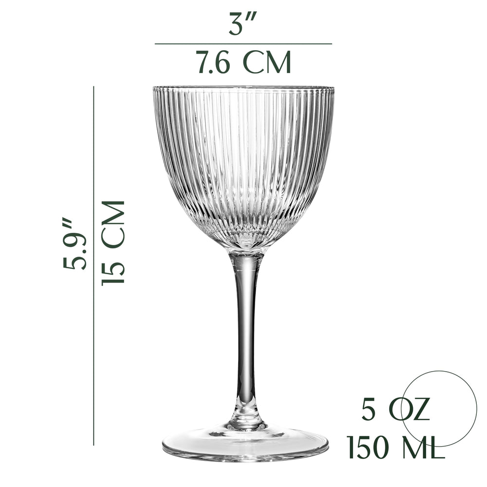 GLASSIQUE CADEAU gros plan cannelures en cristal mettant en valeur texture et élégance