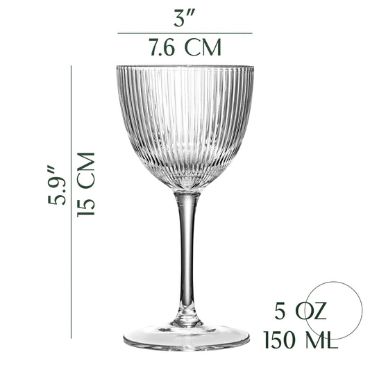 GLASSIQUE CADEAU gros plan cannelures en cristal mettant en valeur texture et élégance