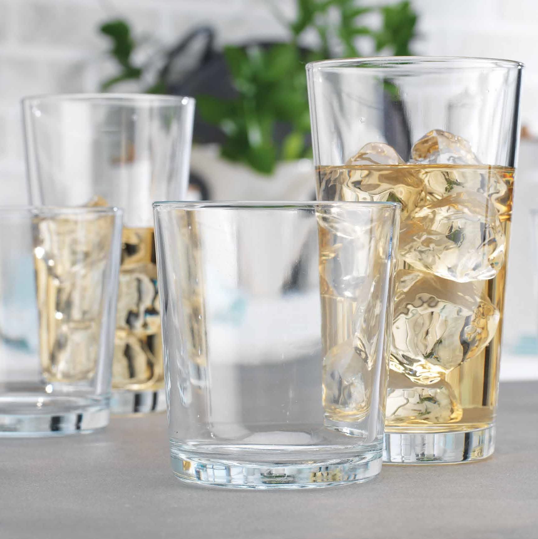 Glaver's verres posés sur une table dressée pour recevoir des invités