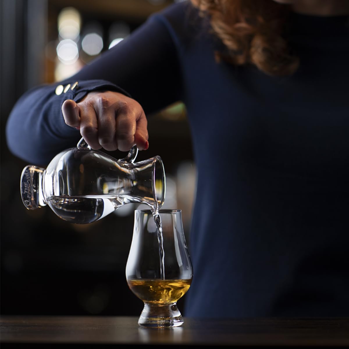 GLENCAIRN verre placé à côté d'une main pour échelle, montre taille pratique