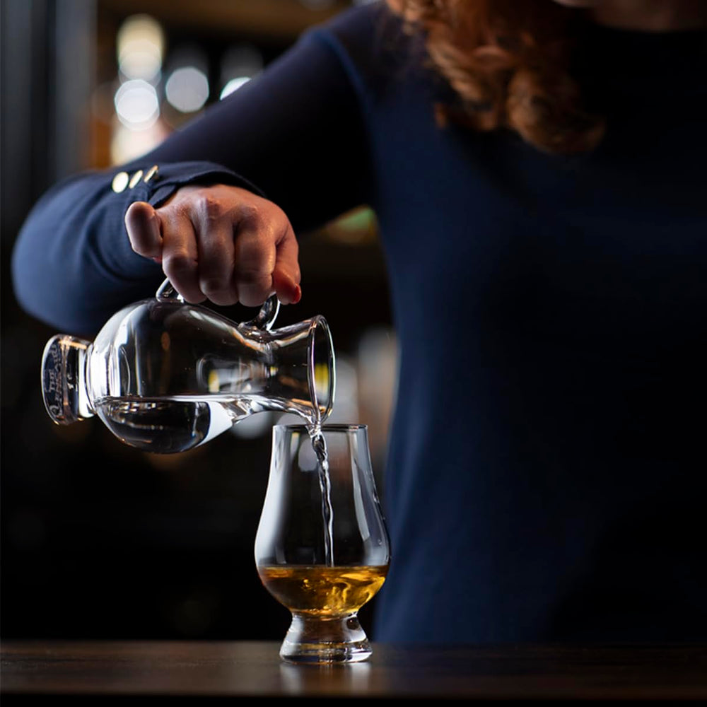 GLENCAIRN verre placé à côté d'une main pour échelle, montre taille pratique