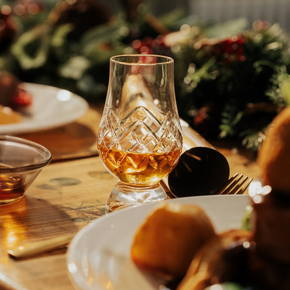 GLENCAIRN détail de la taille artisanale révélant les facettes et l'éclat du cristal