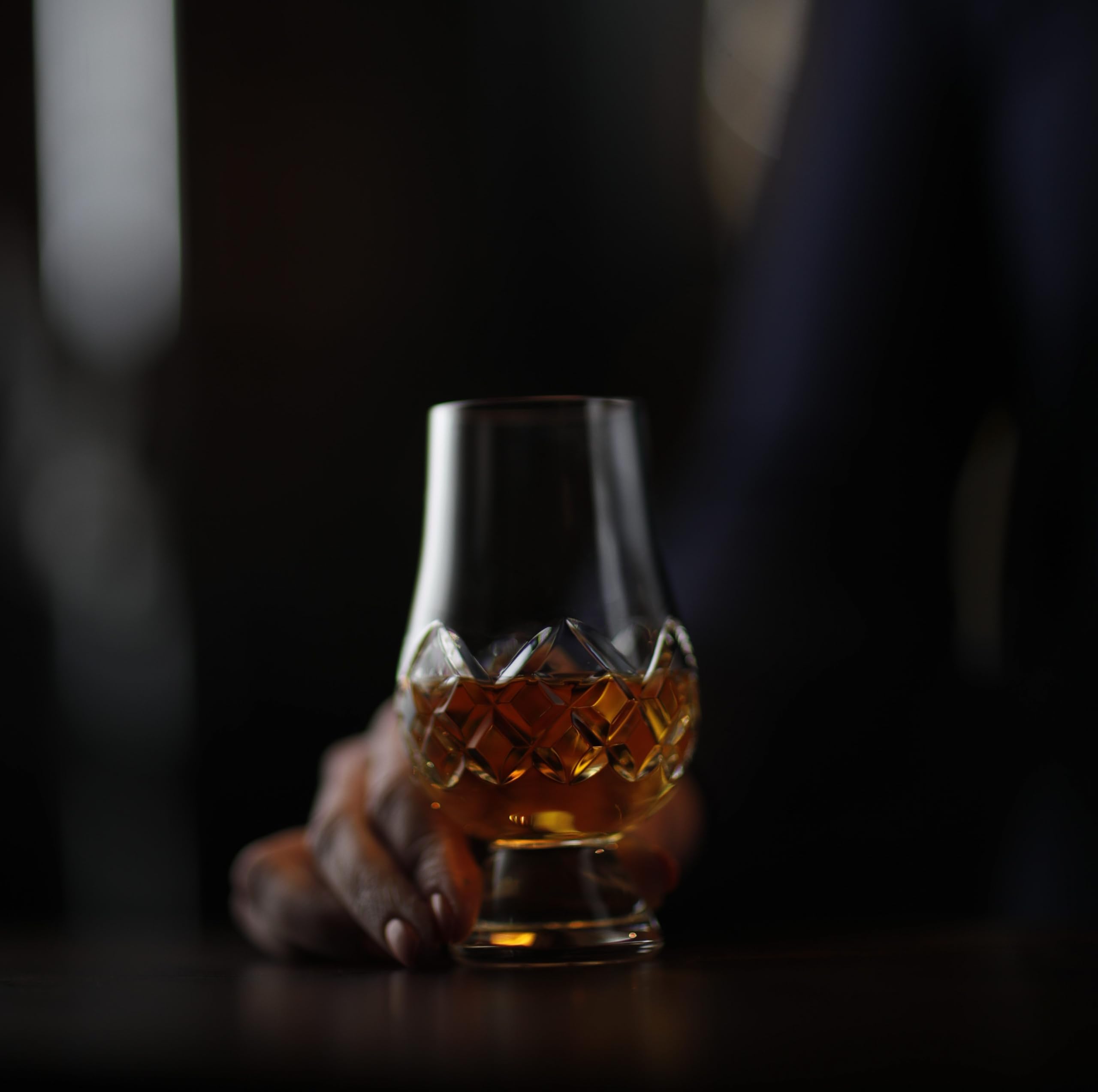 GLENCAIRN verres en situation lifestyle lors d'une dégustation entre amis
