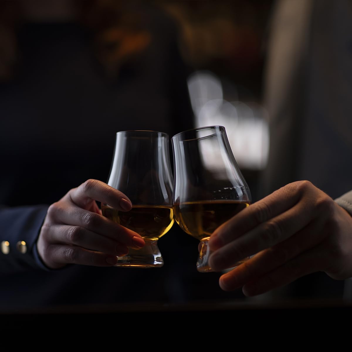 GLENCAIRN verre à l'échelle comparé à une main pour perception de taille