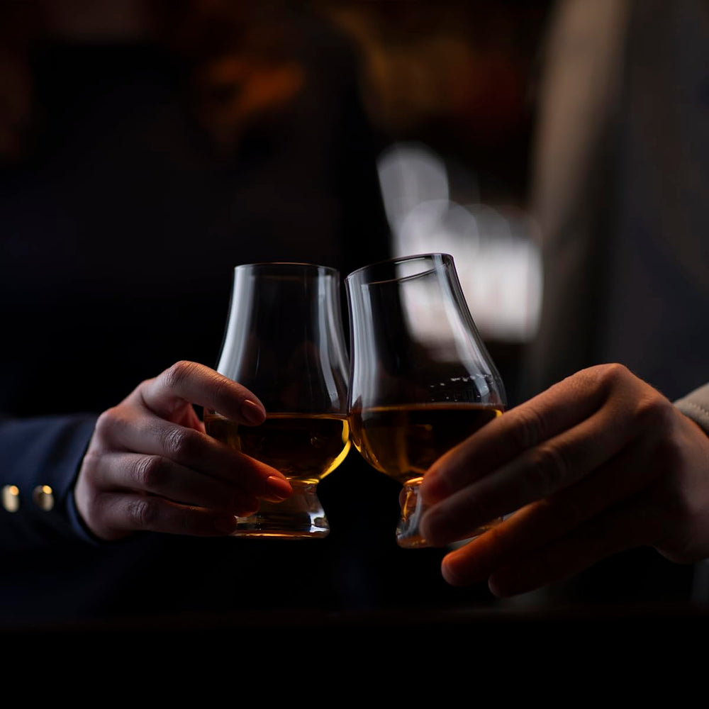 GLENCAIRN verre à l'échelle comparé à une main pour perception de taille