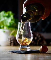 GLENCAIRN zoom sur goulot resserré concentrant les arômes pour mieux sentir