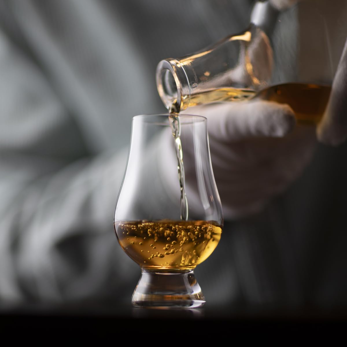 GLENCAIRN gros plan sur cristal clair, brillance améliorant la couleur du whisky