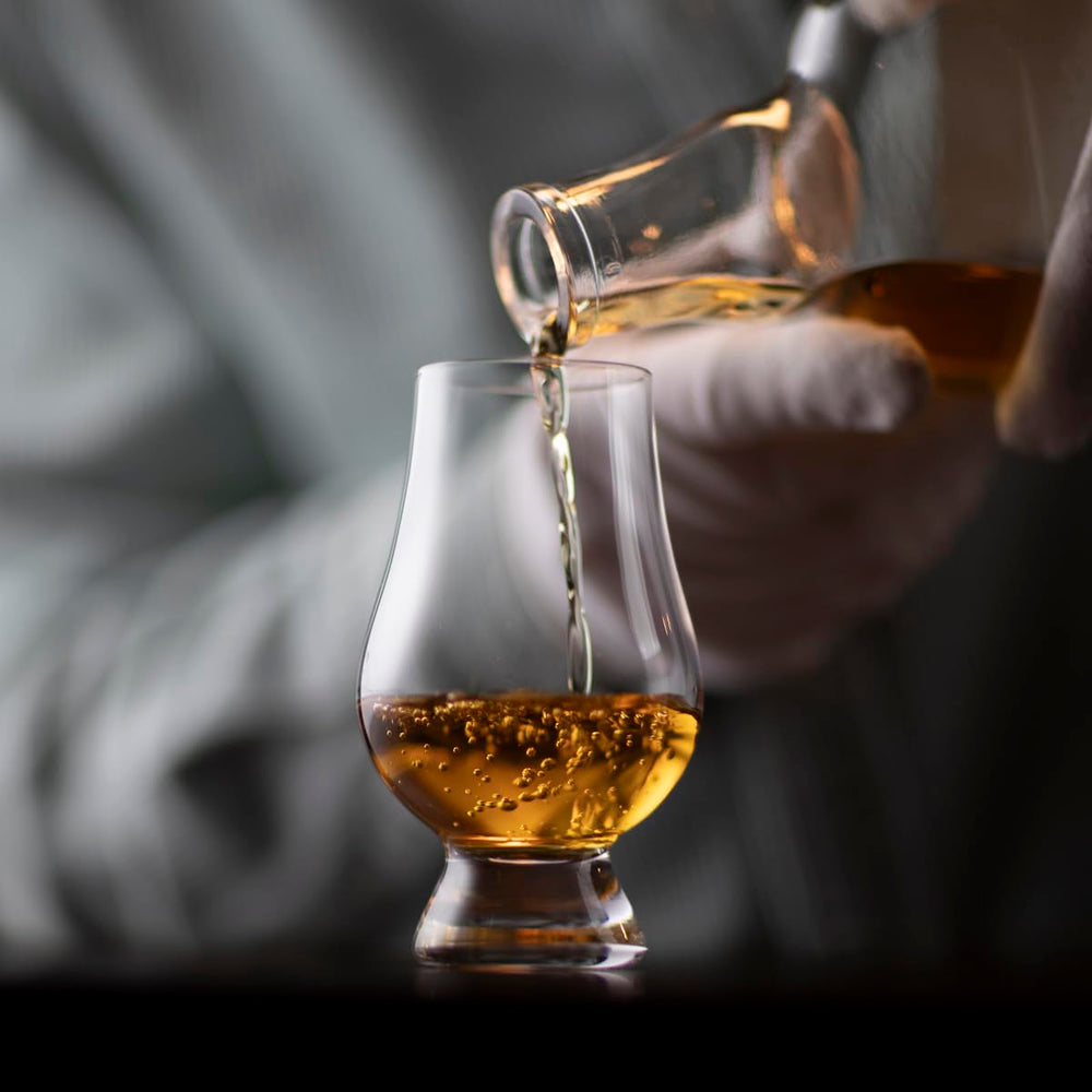 GLENCAIRN gros plan sur cristal clair, brillance améliorant la couleur du whisky