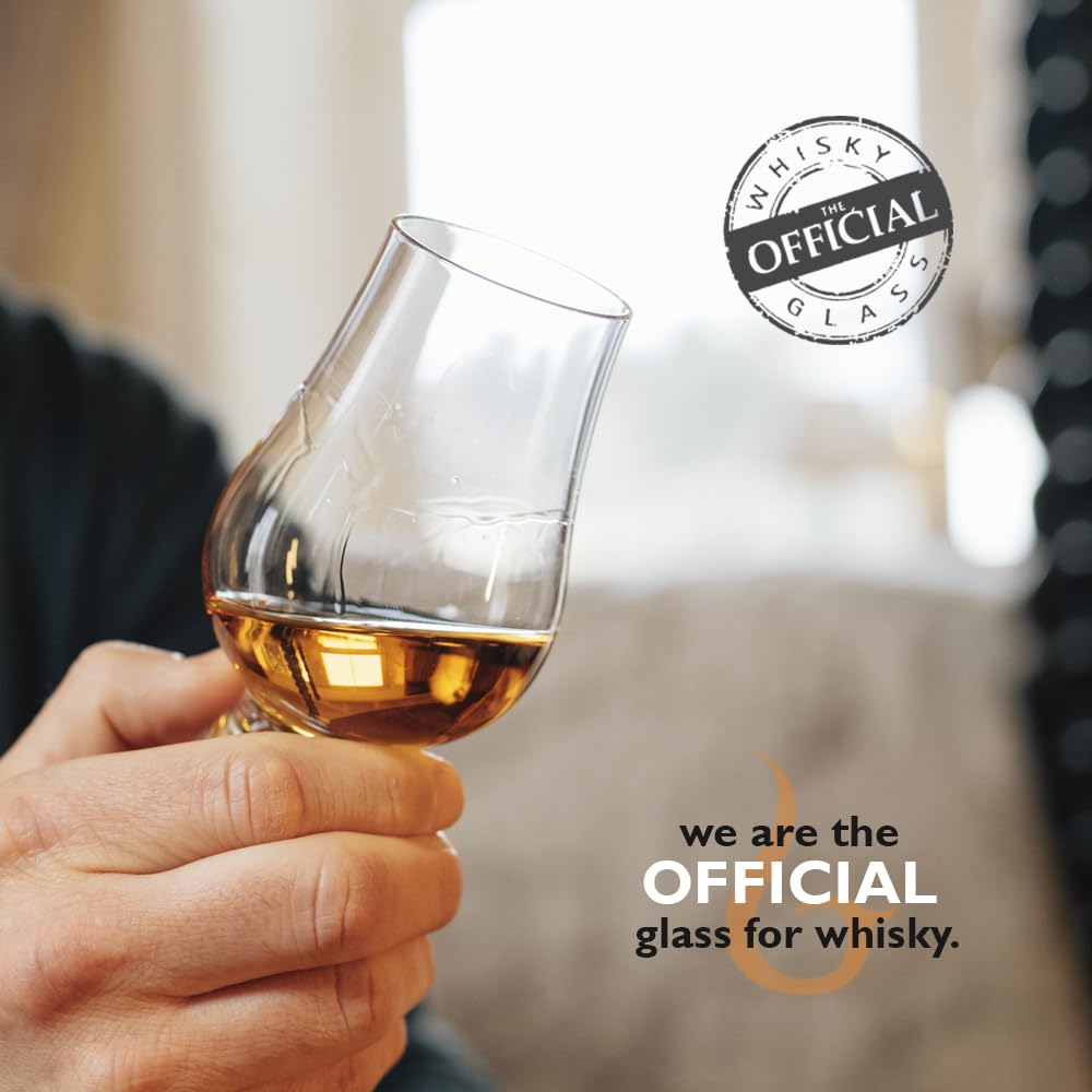 GLENCAIRN verres en situation lifestyle lors d'une soirée de dégustation conviviale