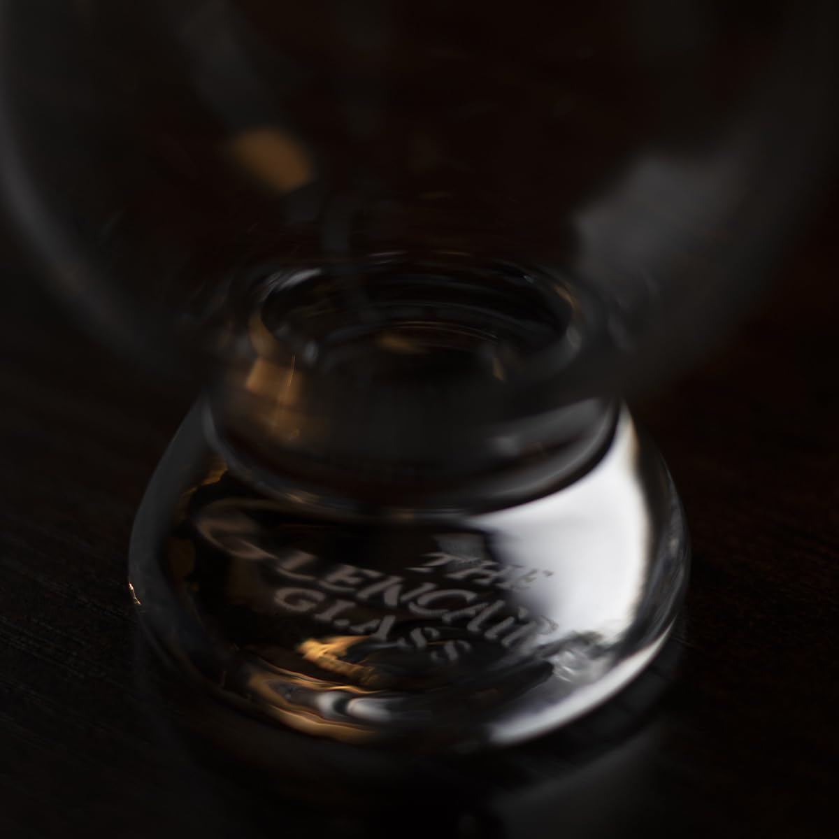 GLENCAIRN verre tenu en main illustrant confort et maniabilité pendant service