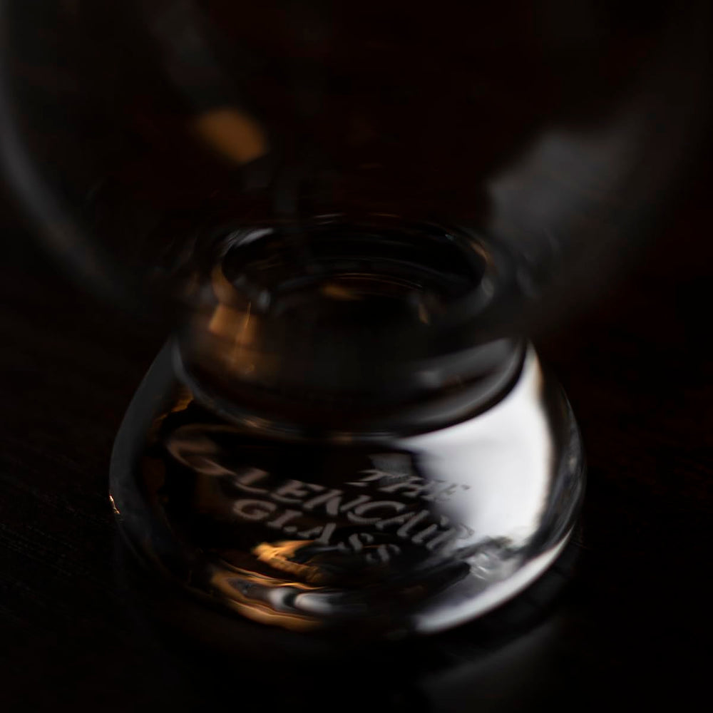 GLENCAIRN verre tenu en main illustrant confort et maniabilité pendant service