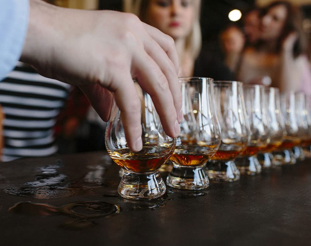 GLENCAIRN verre en cours de versement illustrant l'utilisation pratique