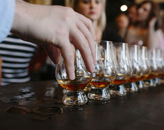 GLENCAIRN verre en cours de versement illustrant l'utilisation pratique