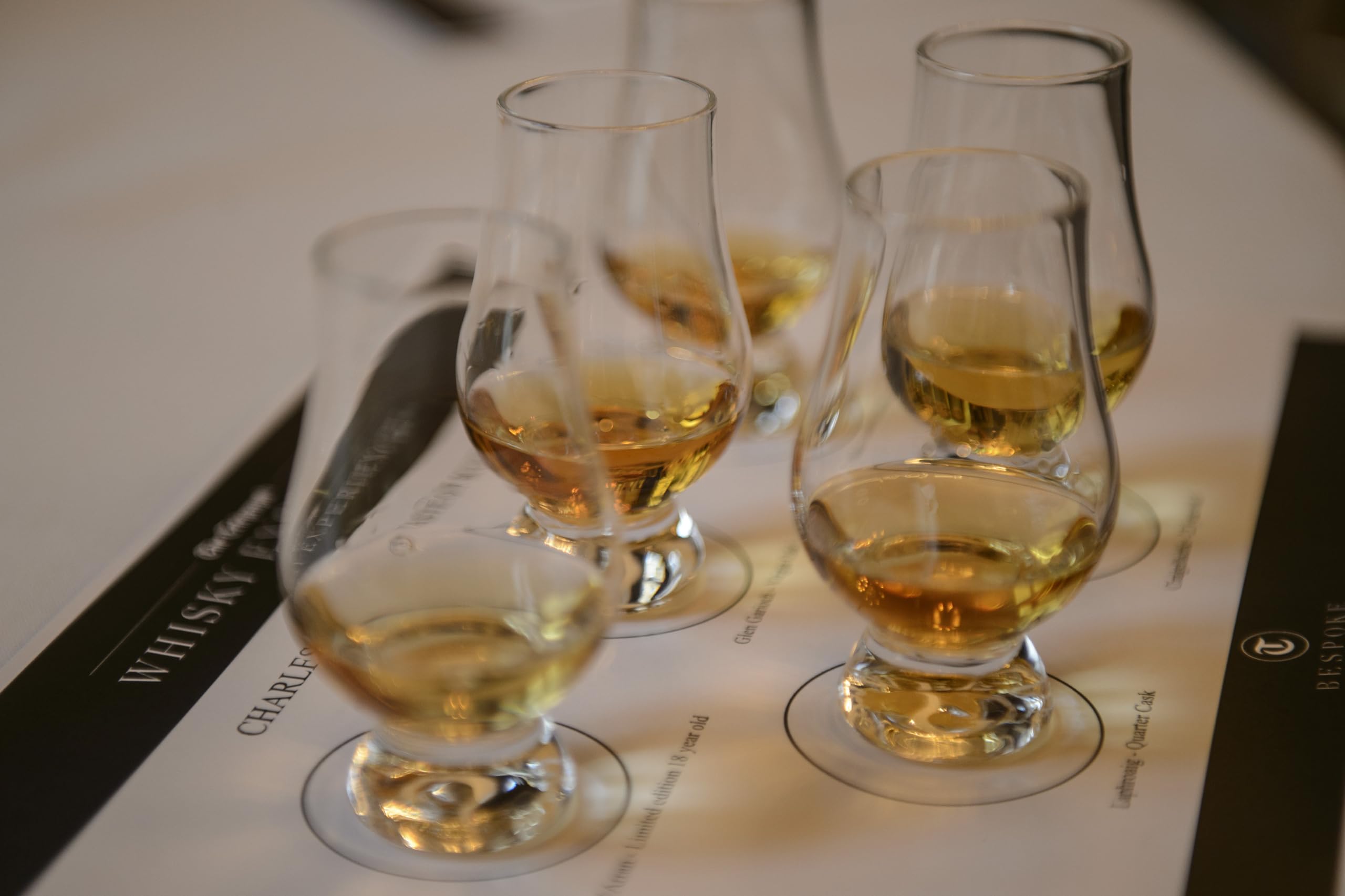 GLENCAIRN verres posés sur un bar domestique, ajout élégant à votre collection