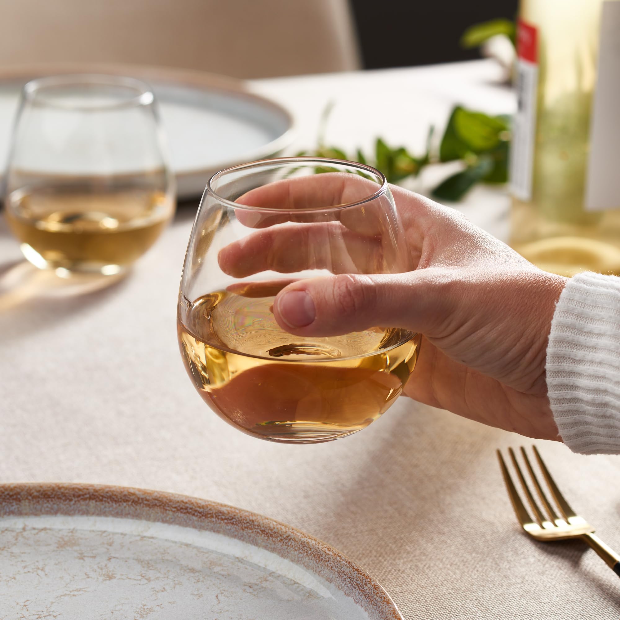 GLING détail de l'étiquette et du bord du verre mettant en valeur la qualité