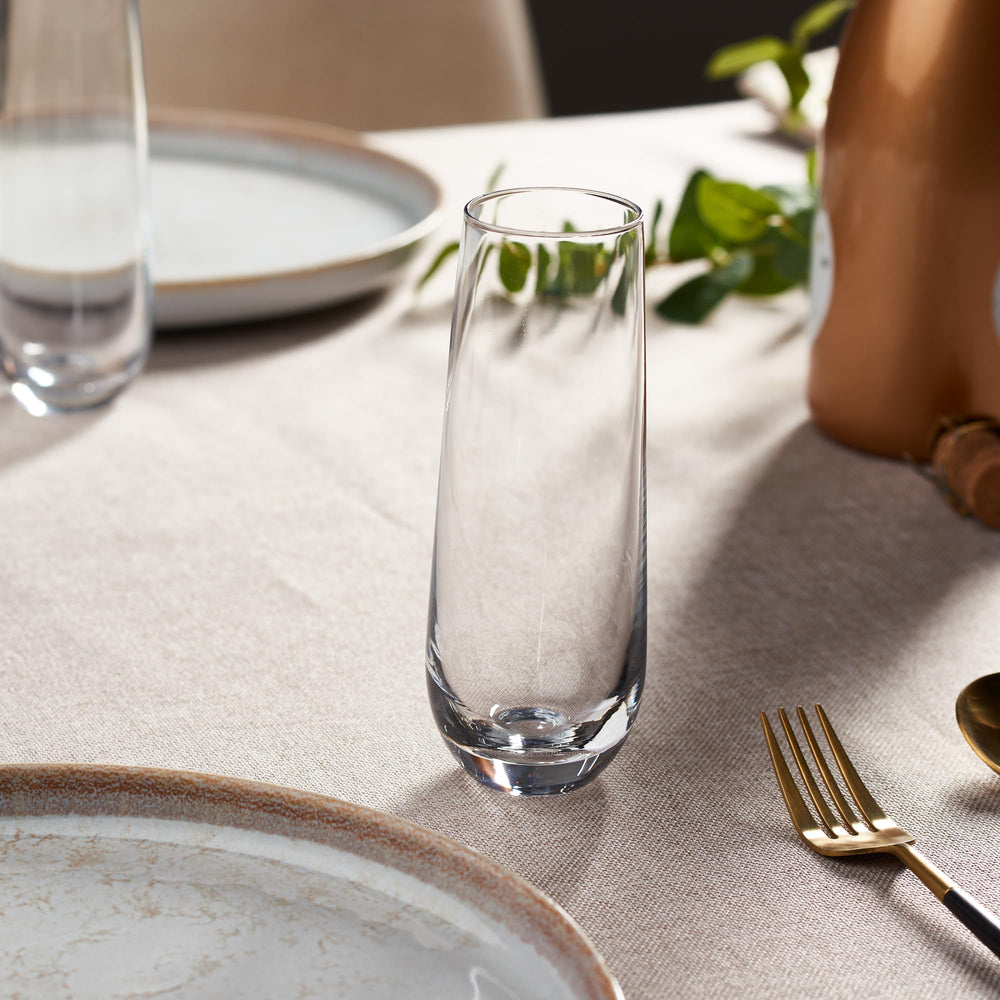 GLING flûtes disposées sur table de fête pour un rendu festif soigné