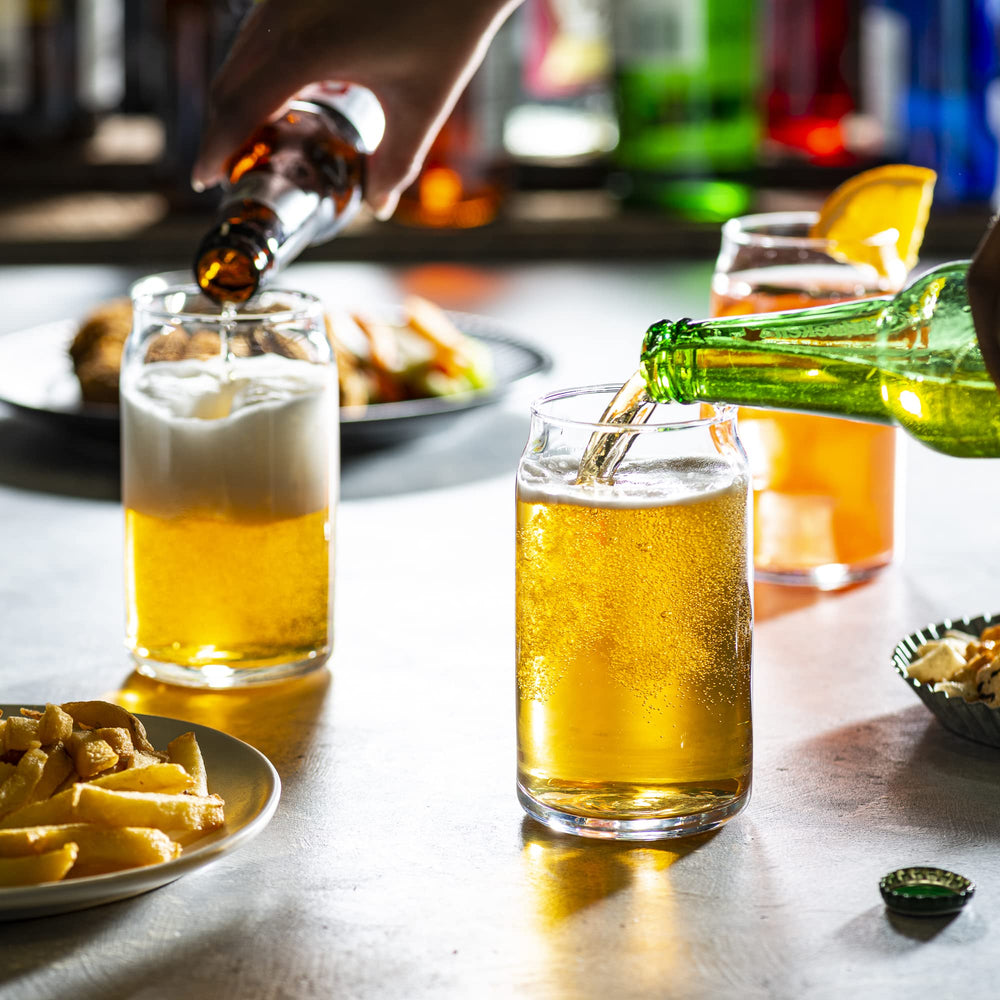 GLING verres en usage à une fête mettant en valeur boissons et ambiance