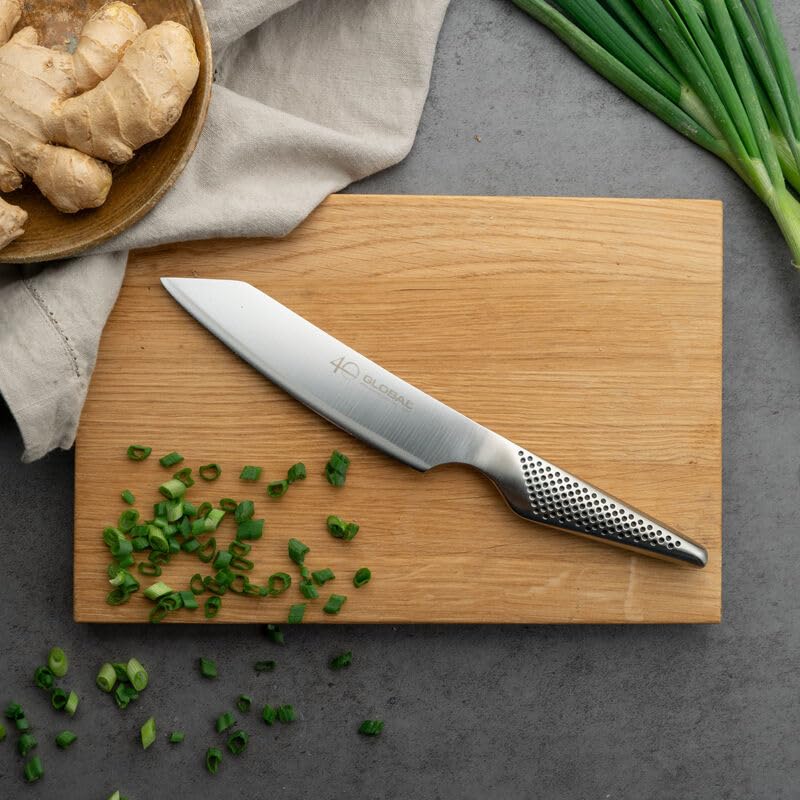 Global couteaux en action montrant coupe fluide et efficacité en cuisine