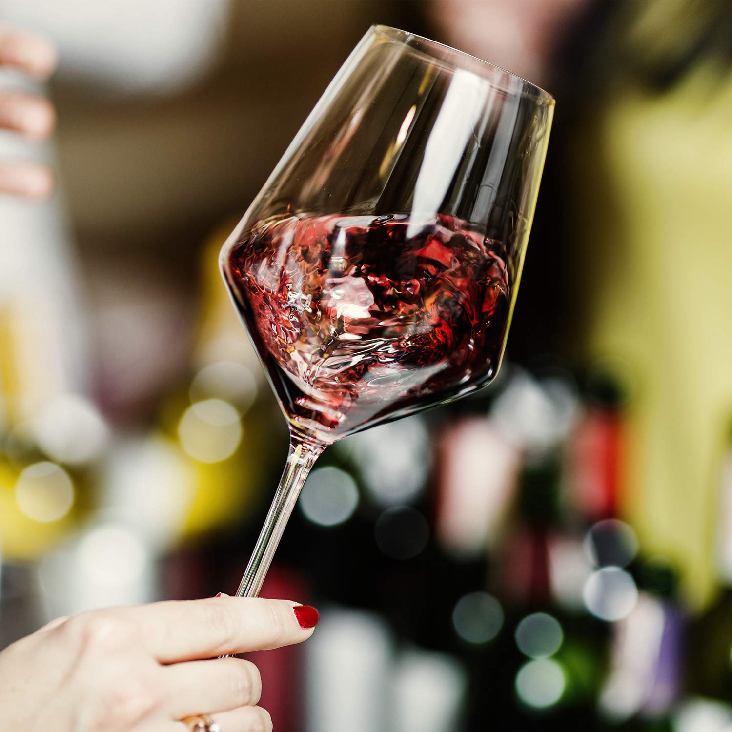 Gnimihz verre à côté d'une main montrant l'échelle et la prise en main sûre