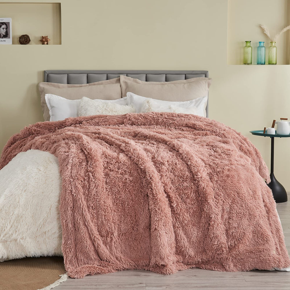 GONAAP gros plan sur la texture de la fausse fourrure, douceur offrant confort tactile