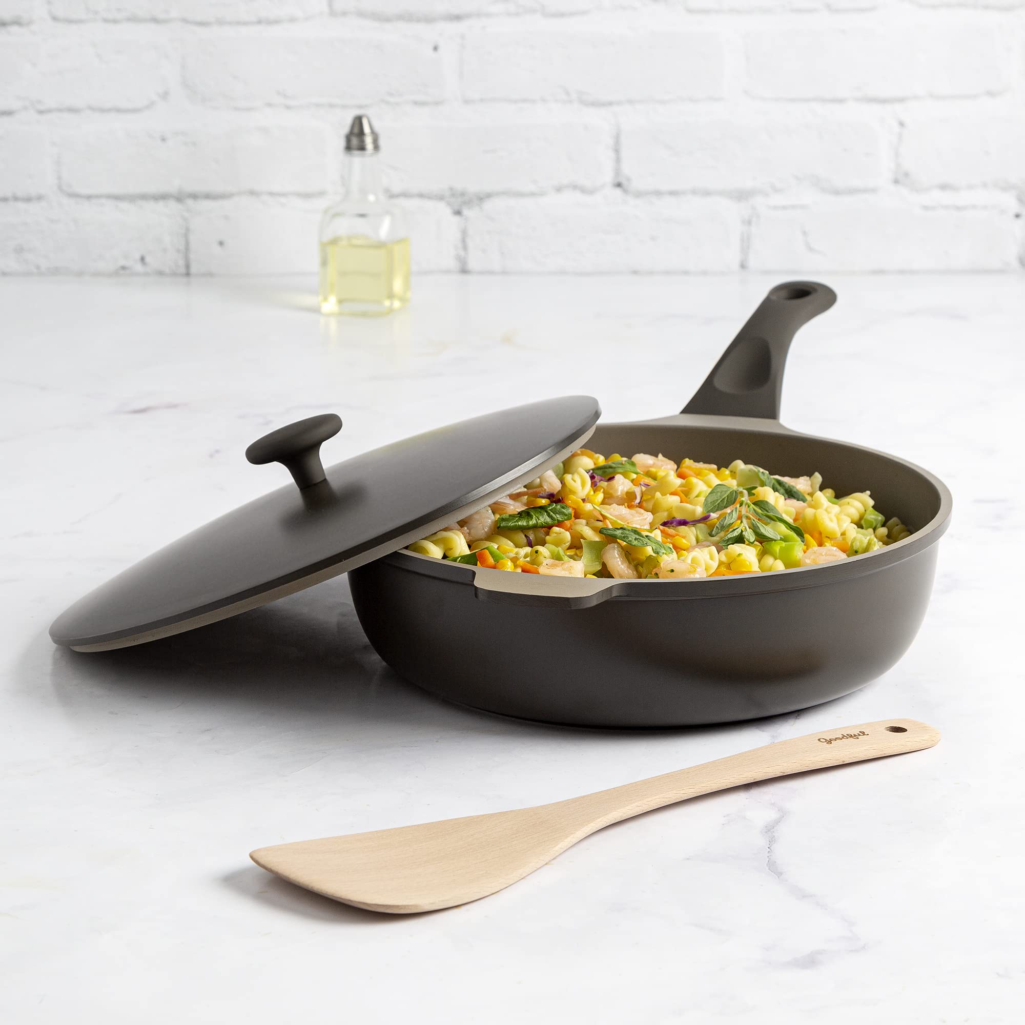 Goodful poêle posée dans un décor de cuisine moderne et fonctionnelle