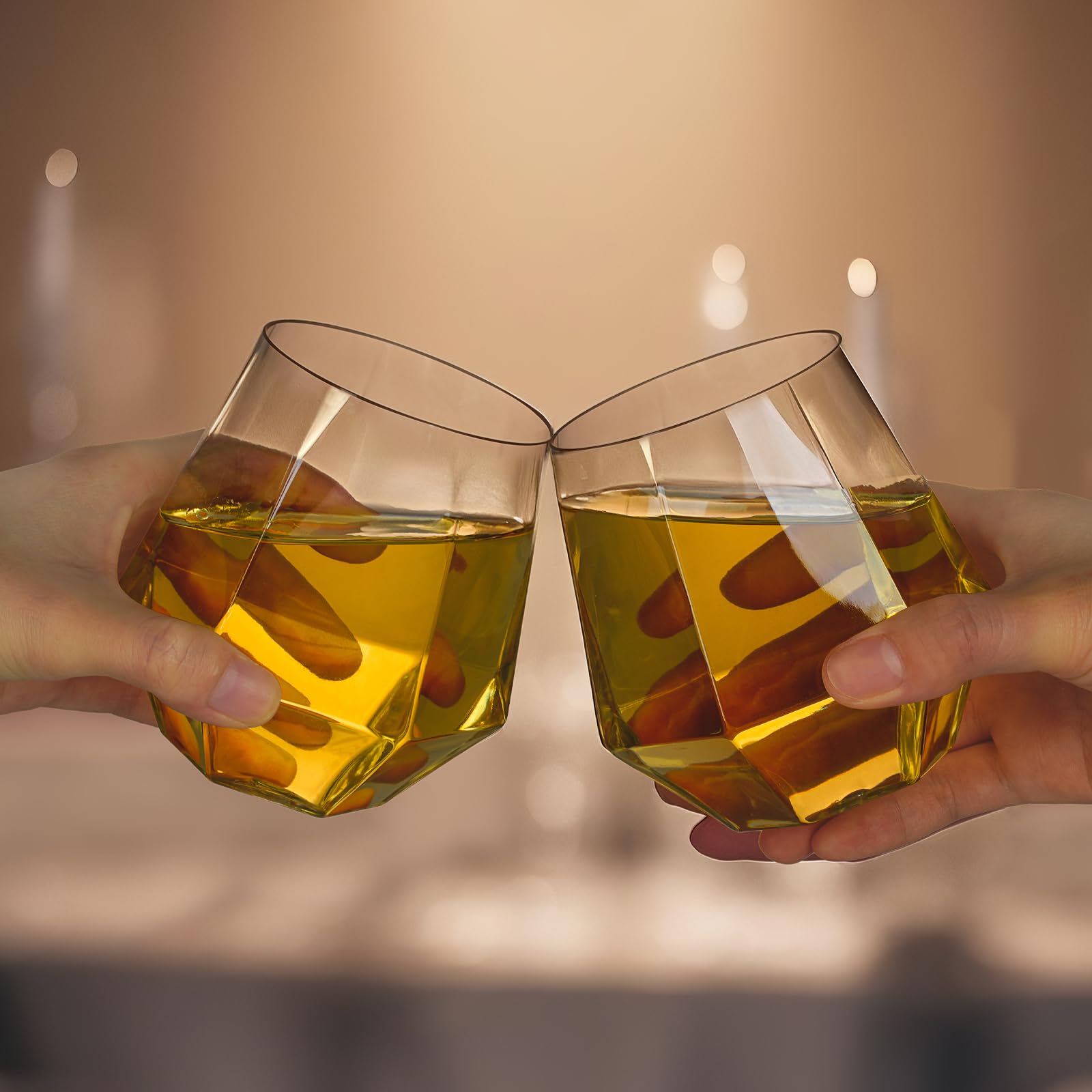 Goodluck verre à côté d’une main pour illustrer la taille et la contenance