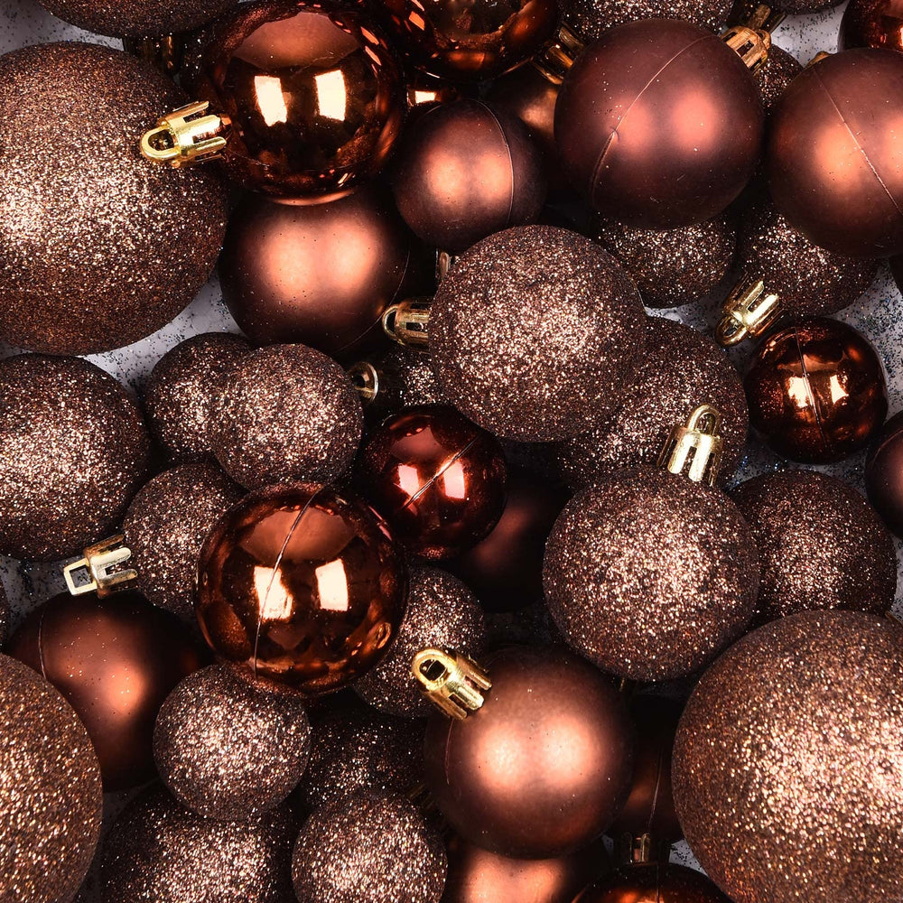 GOODLYGHTS ornements marron accrochés sur sapin créant un rendu chaleureux