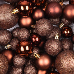 GOODLYGHTS ornements marron accrochés sur sapin créant un rendu chaleureux