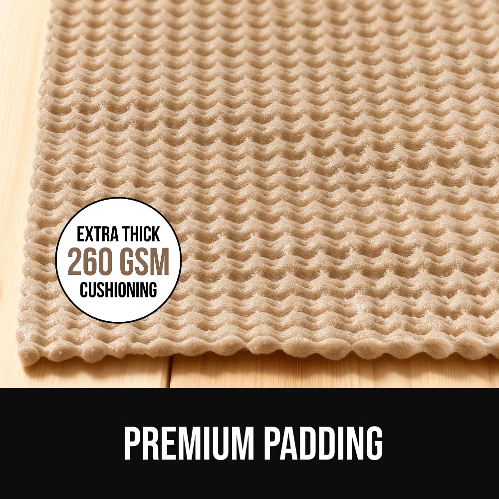 GORILLA GRIP placé sous un tapis sur parquet pour stabiliser et protéger le sol