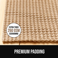 GORILLA GRIP placé sous un tapis sur parquet pour stabiliser et protéger le sol