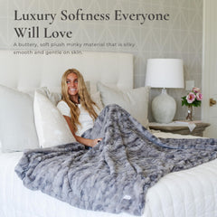 GRACED SOFT LUXURIES plaid posé sur canapé apporte ambiance cosy
