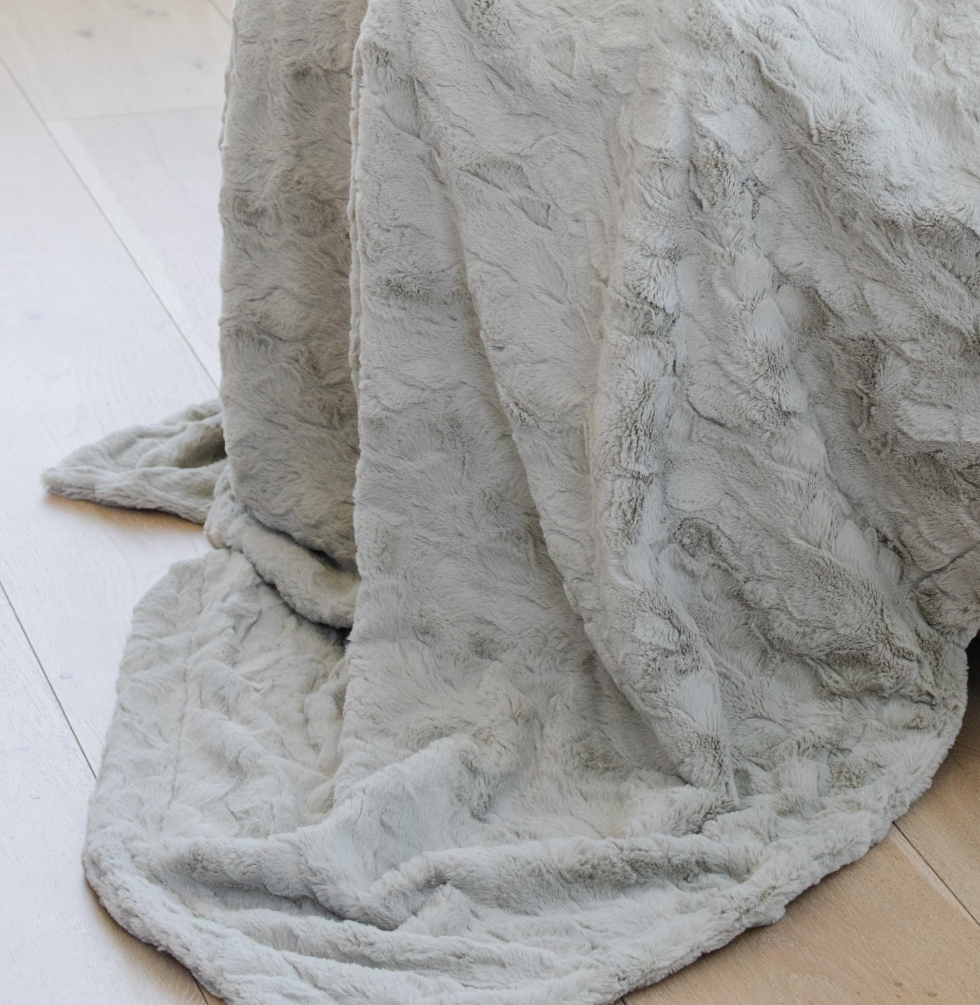 GRACED SOFT LUXURIES plaid sur canapé apportant chaleur et style