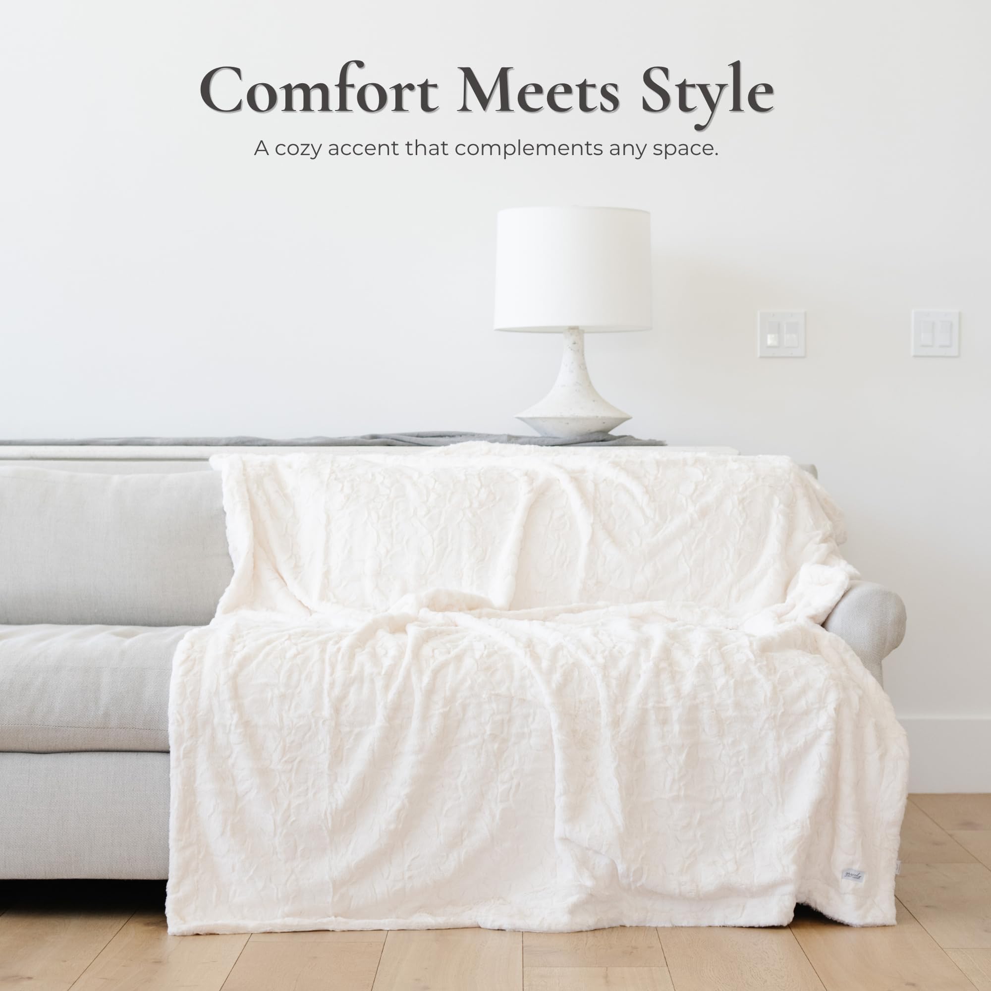GRACED SOFT LUXURIES plaid plié sur canapé, présence décorative et pratique