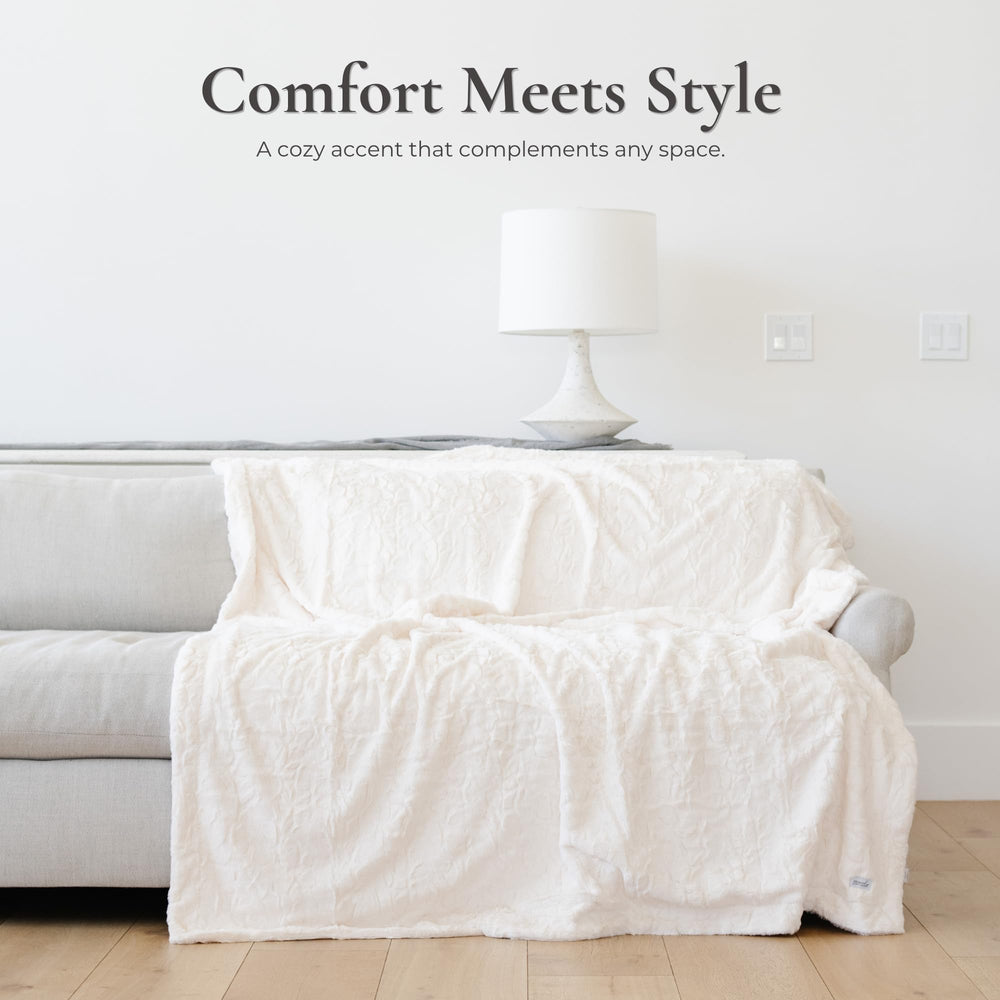 GRACED SOFT LUXURIES plaid plié sur canapé, présence décorative et pratique