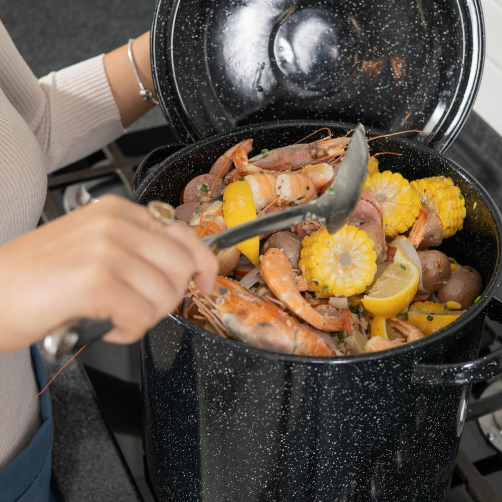Granite Ware en situation de cuisine familiale pour grandes portions et convivialité