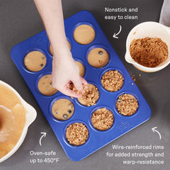 Great Jones moule avec muffins cuits, illustre cuisson uniforme