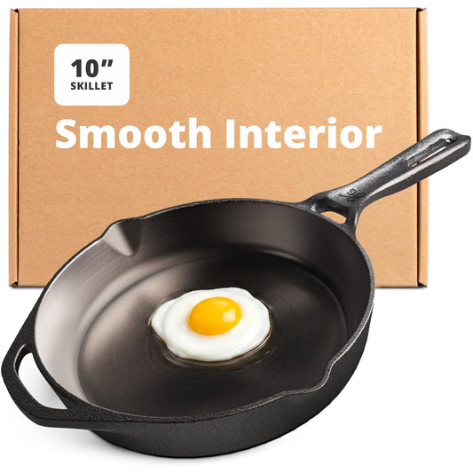 Greater Goods poêle fonte 10" vue de face montrant design robuste et bordage droit
