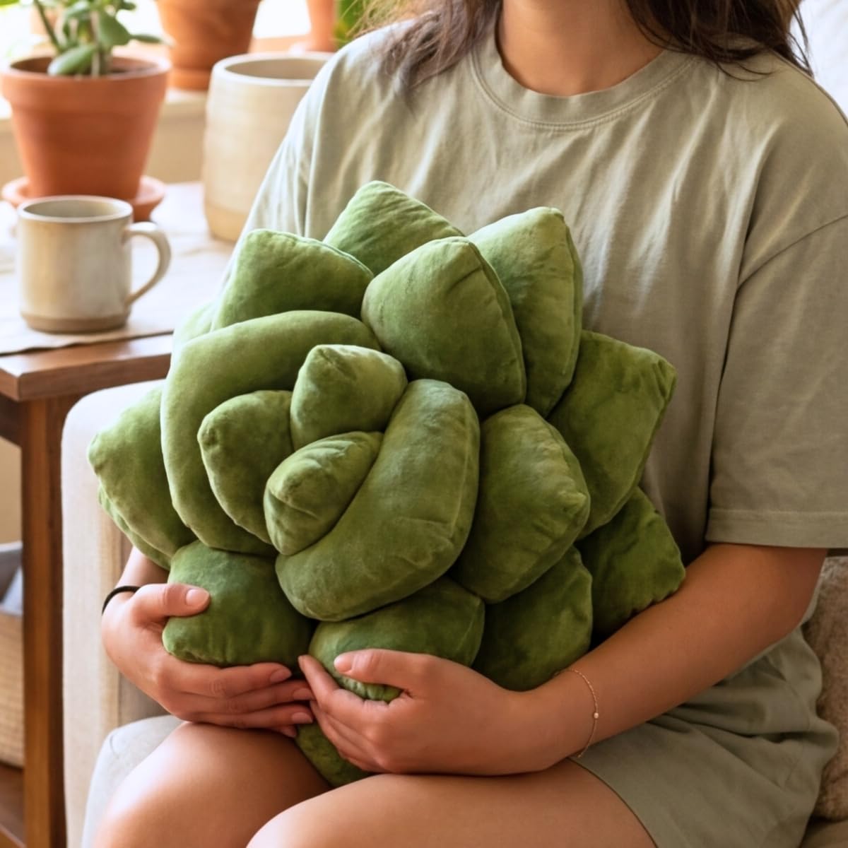 Green Philosophy Co. coussin posé sur canapé démontrant ajout botanique sans entretien