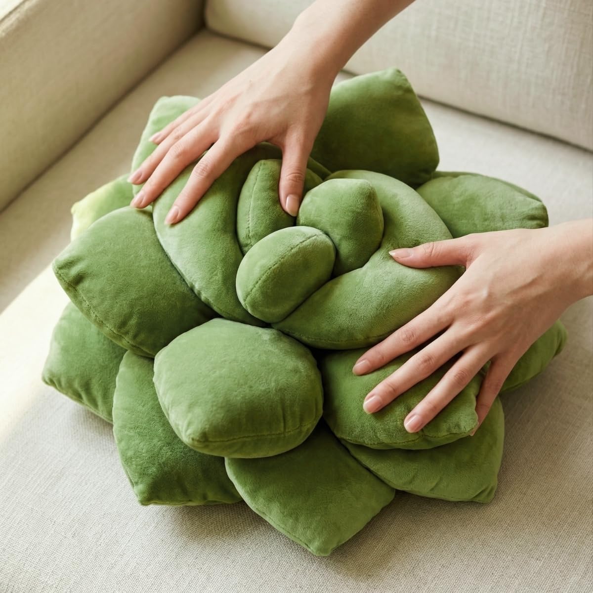 Green Philosophy Co. coussin gros plan microplush révélant texture douce agréable au toucher
