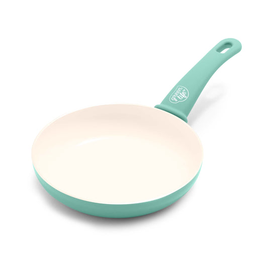 GreenLife poêle 8" vue de face montrant la forme et la couleur turquoise bénéfique pour esthétique